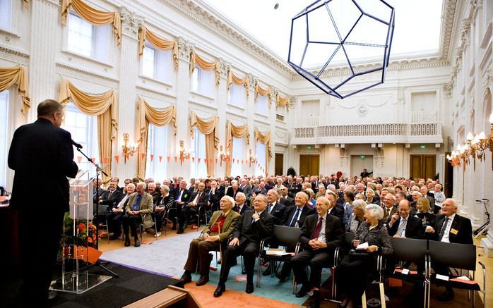 DEN HAAG – Driehonderd oud CHU’ers kwamen woensdagmiddag in de oude zaal van de Tweede Kamer bijeen om het denkbeeldige eeuwfeest van de Christelijk historische Unie (1908 1980) te vieren. CDA minister Hirsch Ballin, die een boek over de geschiedenis van 