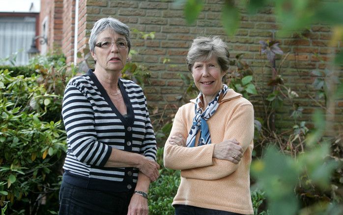 LEIDERDORP – Vrijwilligsters Corrie Boin (l.) en Mily Reijnierse (r.): „Iedere patiënt zou thuis moeten kunnen overlijden.” Foto RD, Anton Dommerholt