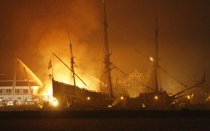 LELYSTAD – Een felle brand heeft vannacht de zeilmakerij van de Bataviawerf in Lelystad in de as gelegd. De wereldberoemde replica van het VOC schip De Batavia lag aan de bovenwindse kant en heeft geen schade opgelopen. Ook de in aanbouw zijnde replica va