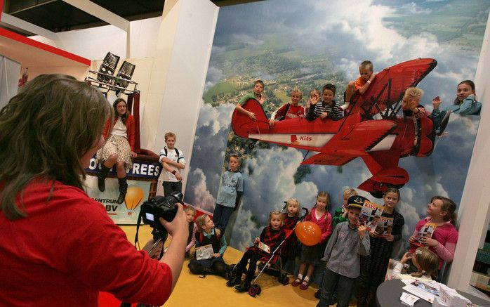 UTRECHT – In Utrecht ging dinsdagmorgen de familiebeurs Wegwijs van start. De zeventiende editie van het evenement duurt tot en met zaterdag. Op de beurs presenteren tal van bedrijven en stichtingen hun producten. In de stand van het nieuwe kinderblad Kit