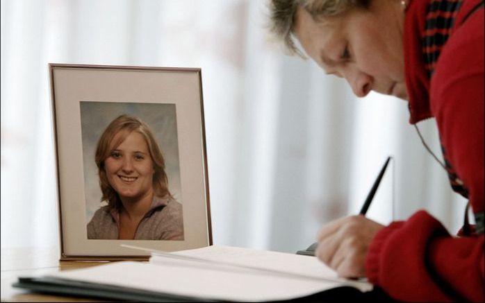 LEUSDEN - Belangstellenden tekenen het codoleanceregister dat de gemeente Leusden maandagochtend heeft geopend voor Marlies van der Kouwe. Foto ANP