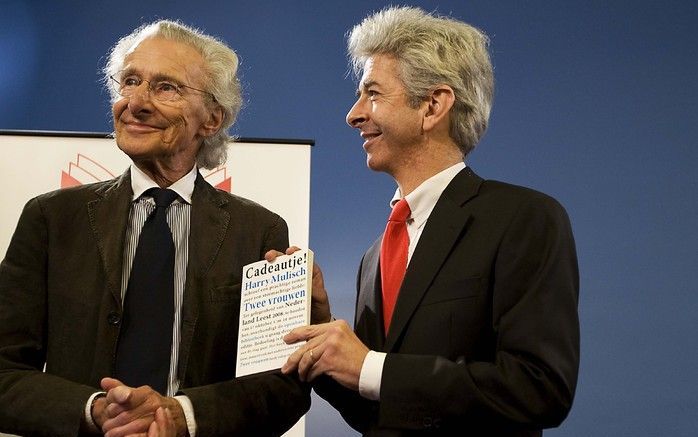 DEN HAAG – Ter gelegenheid van de actie ”Nederland Leest” deelt nage noeg iedere openbare bibliotheek het gratis actieboek ”Twee vrouwen” van Harry Mulisch uit. Foto: vorige week overhandigde schrijver Mulisch het eerste exemplaar van het actieboek aan mi