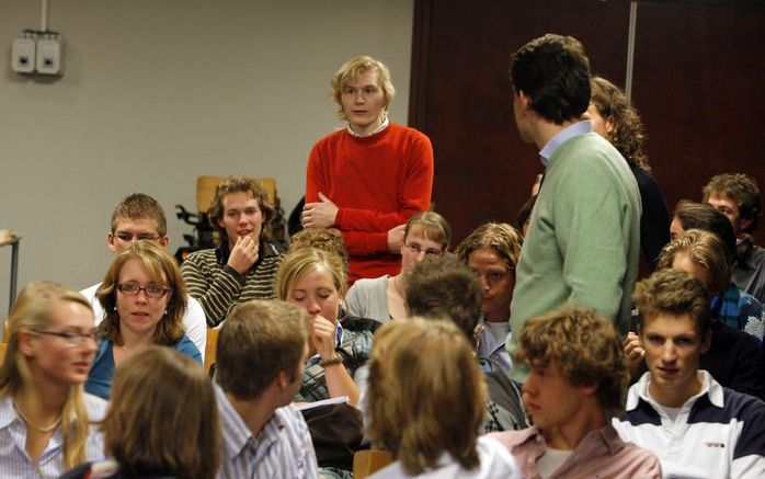 ROTTERDAM – Voor het Rotterdamse CSFR dispuut Ichthus sprak woensdagavond dr. T. L. Hettema, docent aan het seminarium van de Bond van Vrije Evangelische Gemeenten. Zijn lezing, over God en het leed in de wereld, was de tweede in een serie van zes over he