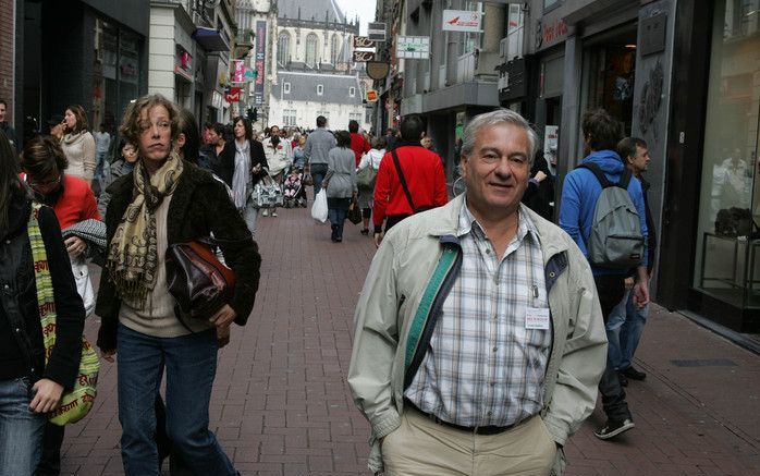 Soms wandelt Frank Mulkens ook zónder speciaal doel door de stad, maar wel gericht kijkend. „Ik ben erg blij dat ik me verdienstelijk kan maken voor het Gilde van Amsterdam. Waar ik overigens meer voor doe dan gidsen.” Foto: Mulkens in de Kalverstraat. Fo