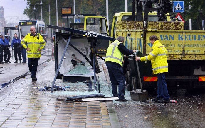 AMSTERDAM – Een vrachtauto heeft gistermiddag in Amsterdam Oost een bushokje geramd. Daardoor raakten drie kinderen gewond, van wie één ernstig. Foto ANP