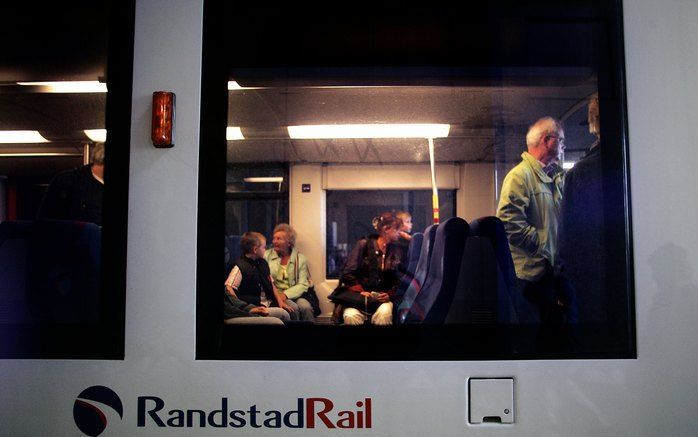 DEN HAAG – Passagiers tijdens het eerste ritje in het RandstadRailvoertuig. Ontsporingen, stroomstoringen, onvei ligheid en een aftredende wethouder. Het is een kleine greep uit de problemen die volgden op de komst van de lightrailverbinding RandstadRail 