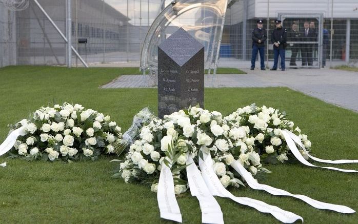 HOOFDDORP - Het monument ter nagedachtenis aan de slachtoffers van de Schipholbrand bij het cellencomplex op Schiphol Oost Bij de brand in de nacht van 26 op 27 oktober 2005 kwamen 11 mensen om het leven en raakten 15 mensen gewond. Foto ANP