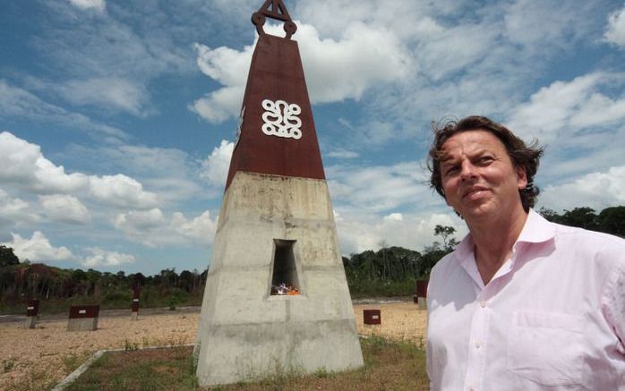 SURINAME - Minister van Ontwikkelingssamenwerking Koenders op bezoek bij het Moiwana monument tijdens zijn werkbezoek aan Suriname. Foto ANP