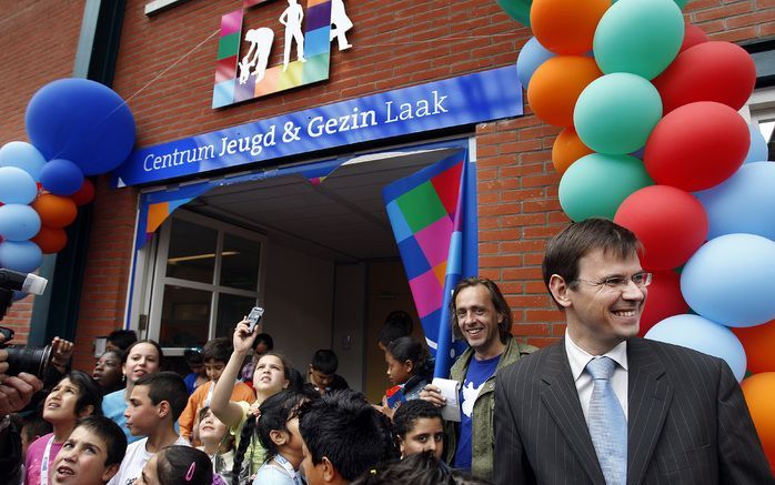 Volgens minister Rouvoet moeten de bureaus Jeugdzorg de veiligheid van kinderen beter garanderen. Foto: Rouvoet opent het eerste centrum voor Jeugd en Gezin. Foto ANP.