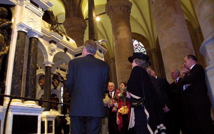 De meest bekende begraafplek van de koninklijke familie is de Nieuwe Kerk in Delft. Daarnaast is er een reeks andere plaatsen waar Oranjes begraven liggen, zo laat historicus Cees van Raak in zijn nieuwste boek zien. Foto: koningin Beatrix bezoekt in 2001