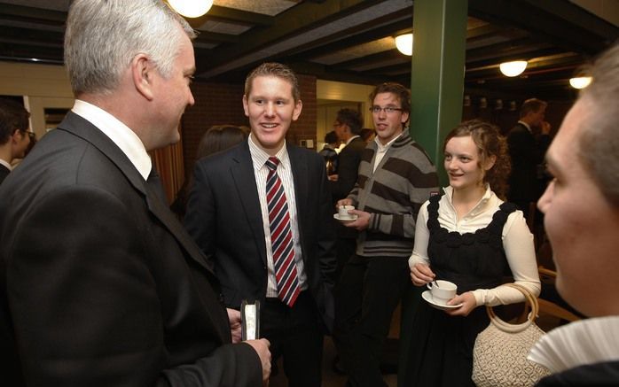 GOUDA – Ds. A. Schot (l.) in gesprek met leden van Solidamentum. Foto Martin Droog