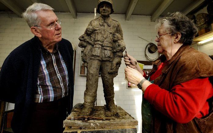 RIEL – Herman van Rouwendaal en Riet van de Louw uit Goirle bij het standbeeld voor Karl Heinz Rosch. Het beeld is dinsdagmorgen onthuld. De jonge Duitse soldaat redde in oktober 1944 twee kinderen uit Goirle van de dood. Foto Van Eijndhoven