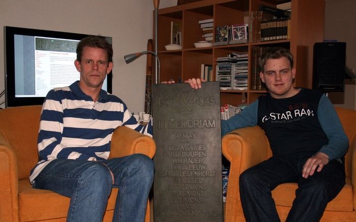 UTRECHT – Vader Richard (links) en zoon Rutger van Dam uit Almere zoeken de eigenaar van een bronzen plaquette uit de Tweede Wereldoorlog. Rutger vond de plaat eind september in een vuilcontainer op een zorgboerderij in Zeewolde waar hij stage loopt. Foto