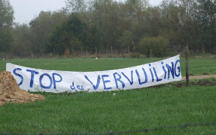 LETTELE – Omwonenden van de Linderveldplas bij Lettele hingen eerder deze week spandoeken op waarop ze hun ongenoegen uitten over de plannen van Grondbank GMG om 400.000 kubieke meter licht vervuilde grond in de 20 meter diepe plas storten. De gemeente De