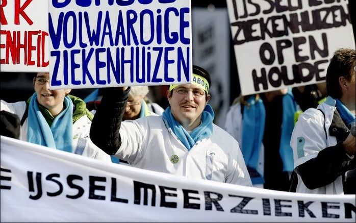 Zeker vijftig mensen waren donderdag op het Plein in Den Haag samengekomen om aandacht te vragen voor het behoud van de IJsselmeerziekenhuizen. Die verkeren in grote moeilijkheden en worden mogelijk verkocht. Foto ANP