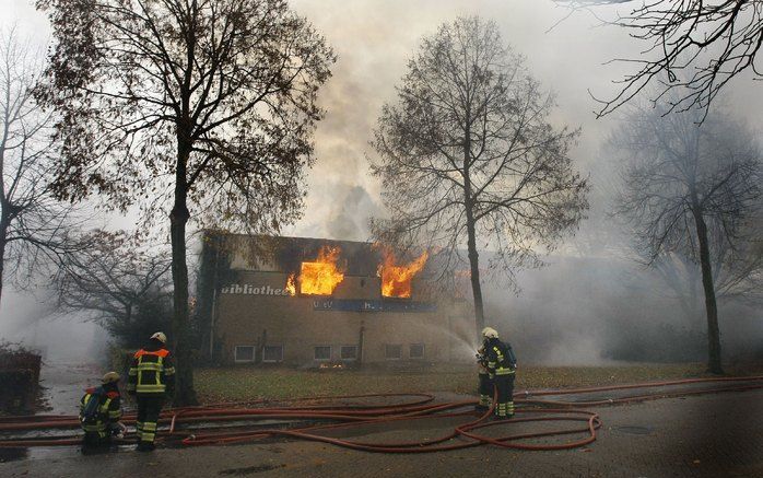 Brandweerlieden bestrijden de vuurzee in Schijndel. Foto ANP