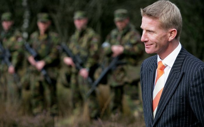 DEN HAAG - Staatssecretaris De Vries van Defensie verwacht fors duurder uit te zijn met de aankoop van materiaal. Dat liet hij de Tweede Kamer maandag weten. Foto ANP.