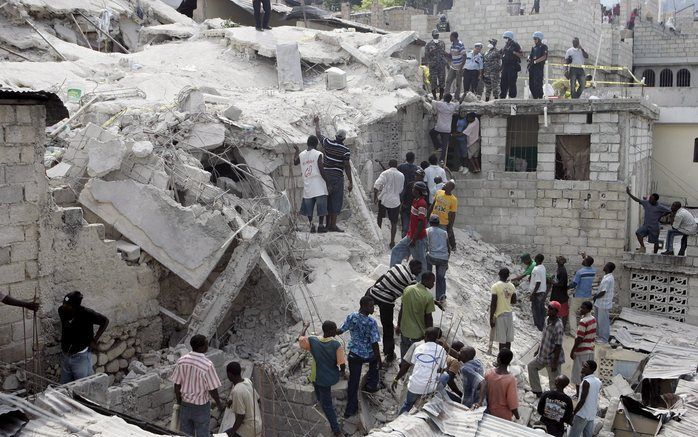 PORT-AU-PRINVE - Meer dan negentig schoolkinderen en leerkrachten zijn om het leven gekomen toen vrijdag een school van drie verdiepingen instortte in een voorstad van de Haïtiaanse hoofdstad Port-au-Prince.