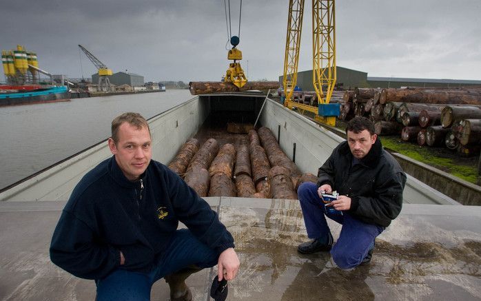 KAMPEN – Jan Iede de Boer (l.) was ooit schipper van de UK 97. Vorig jaar kocht hij samen met zijn zwager Jelle Loosman een binnenvaartschip, de Zwaantje. Ze vervoeren met het 85 meter lange drogeladingschip van alles: mais, zand, rollen ijzer, kalkpoeder