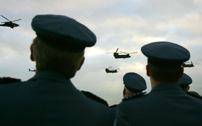 SOESTERBERG – Honderden oudgedienden, buren, klagers, spotters en politici woonden gisteren de ceremoniële sluiting van de Vliegbasis Soesterberg bij. De commandant van de basis droeg het commando over aan de hoogste baas van de luchtmacht, generaal Janse