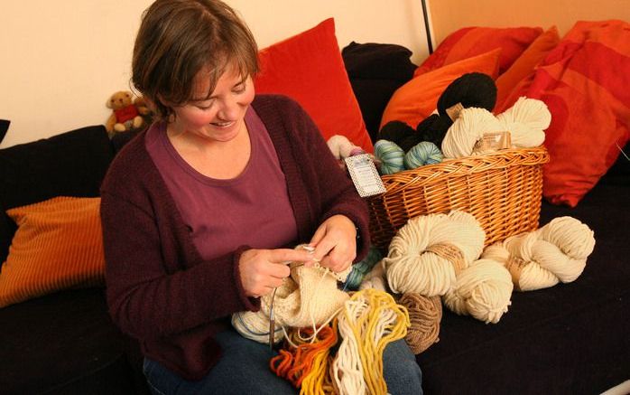 Het eindresultaat van het wol kleuren is volgens Eveline Buijink nooit precies te voorspellen. Foto’s RD, Anton Dommerholt