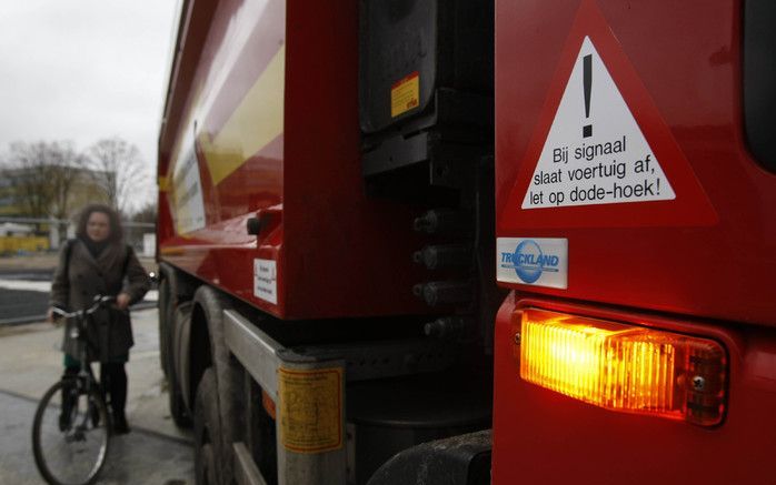 Niet alleen vrachtwagenchauffeurs en buschauffeurs hebben te maken met de dode hoek, ook automobilisten hebben daar in toenemende mate last van. Foto ANP