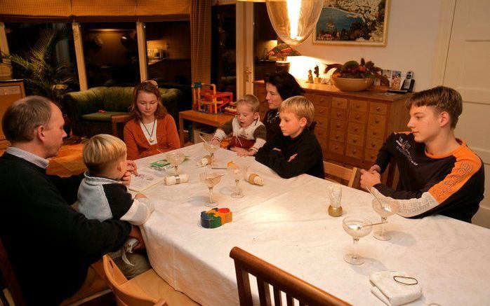 APELDOORN – Dr. M. van Campen: „Als godsdienstoverdracht in het gezin gemist wordt, is het voor school en kerk ondoenlijk om de achterstand in te halen.” Foto RD, Sjaak Verboom