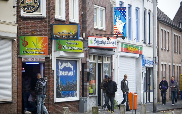 Ruim de helft van de burgemeesters die een coffeeshop binnen hun gemeenten hebben, is voor legalisering van de complete softdrugsketen. Foto ANP