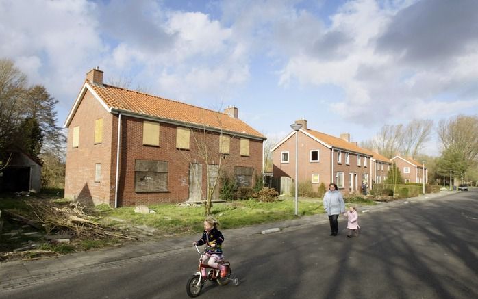 GRONINGEN – Het Groningse gehucht Ganzedijk is gered van de slopershamer. Plannen om het verpauperde dorp volledig met de grond gelijk te maken, zijn definitief van de baan. Foto ANP