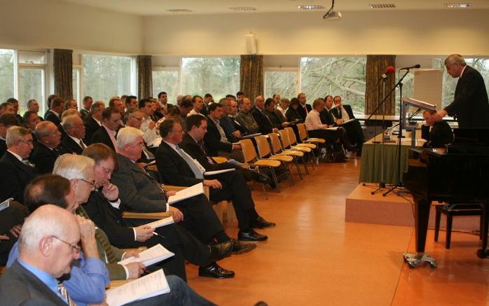 DOORN - Dr. M. van Campen (achter katheder) hield samen met prof. dr. J. Hoek een lezing. Dr. Van Campen gaf praktische handvatten voor huisgodsdienst. Prof. Hoek ging na hoe in de geschiedenis huisgodsdienst gestalte kreeg. Foto RD