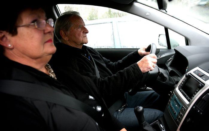 Piet Petersen (l.) is vooral voor de praktijkrit in de eigen auto naar de Broemochtend van Veilig Verkeer Nederland gekomen. „Mijn rijbewijs dateert van 4 oktober 1948. Ik ben benieuwd hoe de instructeur tegen mijn rijstijl aankijkt.” Foto’s RD, Henk Viss