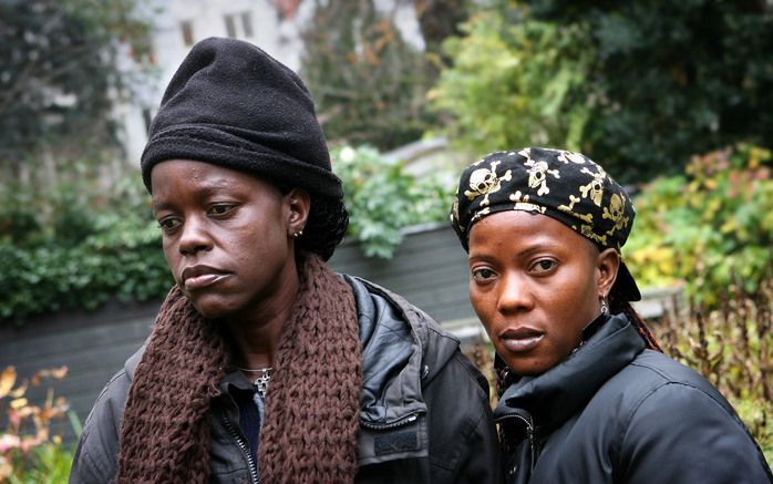 De Liberiaanse oud-kindsoldaten Jackie Redd (l.) en Florence Ballah. Redd behoorde enige tijd tot de lijfwacht van de Liberiaanse rebellenleider en oud president Charles Taylor. „Hij ging elke zondag naar de kerk.” - Foto’s RD, Anton Dommerholt