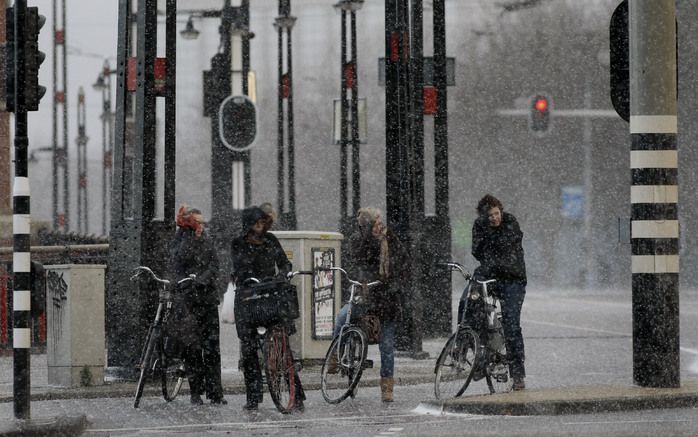 RIJSWIJK – Het verkeer kan zaterdagochtend nog steeds hinder ondervinden van het herfstweer. Het KNMI waarschuwt op de website voor gladheid op de weg als gevolg van hagel- en sneeuwbuien. Verder komen er in de kustprovincies nog steeds zware windstoten v