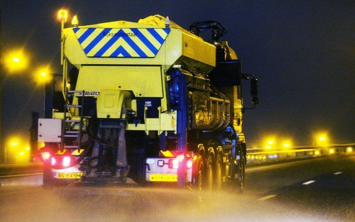 DEN HAAG – Rijkswaterstraat strooit zout op de A4 bij Den Haag. Het KNMI waarschuwde eerder vandaag dat het in een groot deel van het land behoorlijk zou gaan sneeuwen. Foto ANP