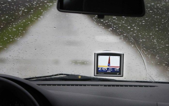 Een taxichauffeur reed in Moordrecht, op aanwijzing van zijn navigatiesysteem, het water in. Foto ANP