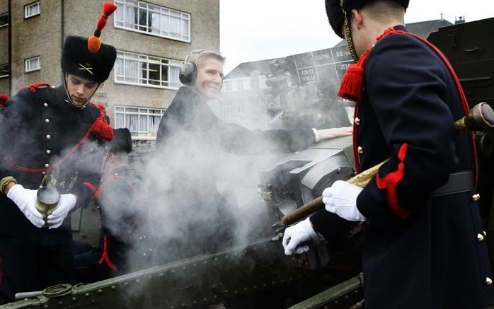 BREDA – Staatssecretaris De Vries van Defensie opende maandag het gerenoveerde monumentale pand van de voormalige hbs in Breda. Hij deed dat met vuur uit een kanon. De openingsplechtigheid viel samen met de 180e verjaardag, de dies natalis, van de Koninkl