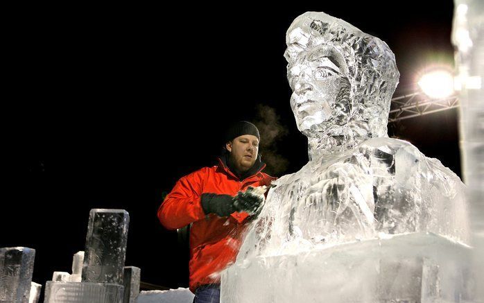 ZWOLLE – In Zwolle zijn kunstenaars afgelopen week gestart met het uitbeelden van Bijbelse vertellingen in ijssculpturen. Om de enorme beelden goed te conserveren, bedraagt de temperatuur in de speciale tent 8 graden beneden het vriespunt. Foto RD, Henk V