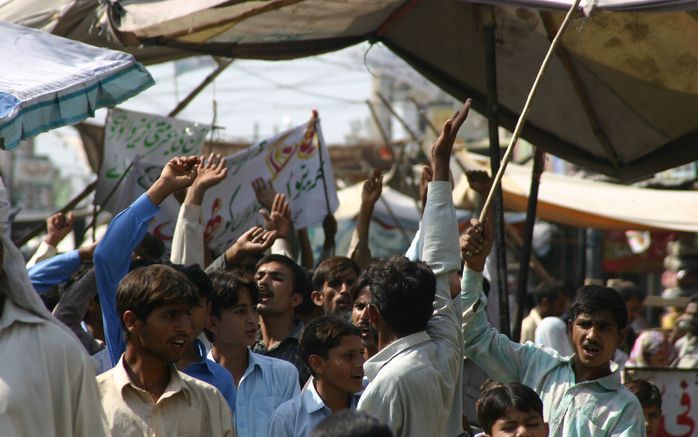 TEHSEL JUHMRA – In het Pakistaanse dorp Tehsel Juhmra is grote beroering ontstaan nadat twee christenen ervan beschuldigd zijn dat ze pagina’s uit de Koran zouden hebben gescheurd. Een vader en zijn 20 jarige dochter zijn inmiddels gearresteerd. Foto SDOK