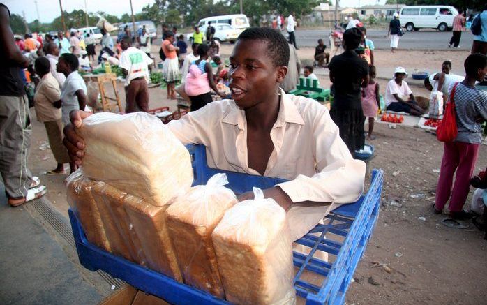 Een broodverkoper op de markt in Zimbabwe. Foto EPA