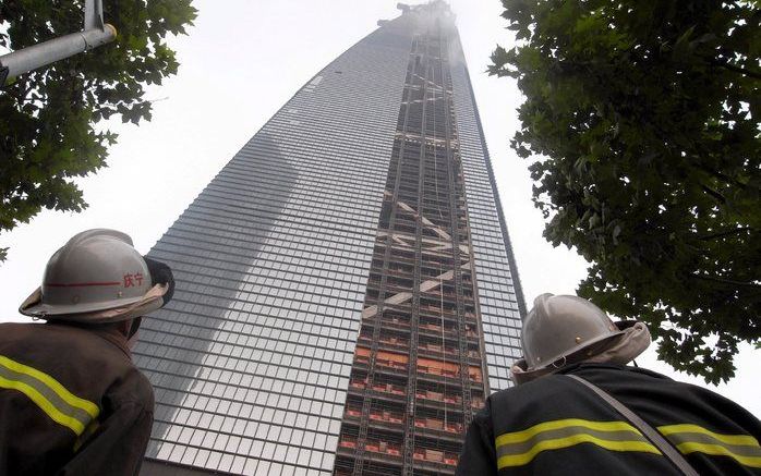 De Chinese stad Shanghai breidt ondanks de wereldwijde financiële crisis haar collectie wolkenkrabbers uit. Zaterdag begint de bouw van de hoogste Chinese toren ooit. Dat heeft een projectontwikkelaar donderdag laten weten. Foto EPA