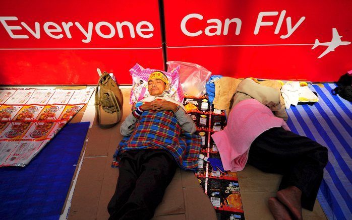 BANGKOK – Nederlandse reizigers die in Bangkok zijn gestrand, verblijven meestal in een hotel. Maar de demonstranten die de belangrijke luchthavens van Thailand bezet houden, zijn gedwongen op de vliegvelden te verblijven. Deze twee slapen vlak onder de i