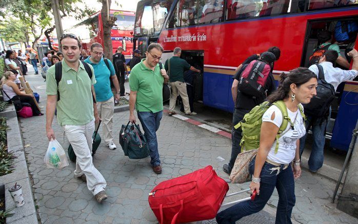 BANGKOK – Spaanse toeristen die op Thaise vliegvelden waren gestrand, konden maandagmorgen eindelijk in de bus stappen om via enkele kleinere luchthavens te vertrekken. Volgens schattingen van de regering zouden er 240.000 buitenlandse reizigers wachten o