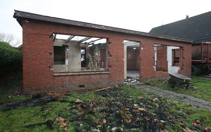 Een van de uitgebrande woningen in 't Zand. Foto ANP