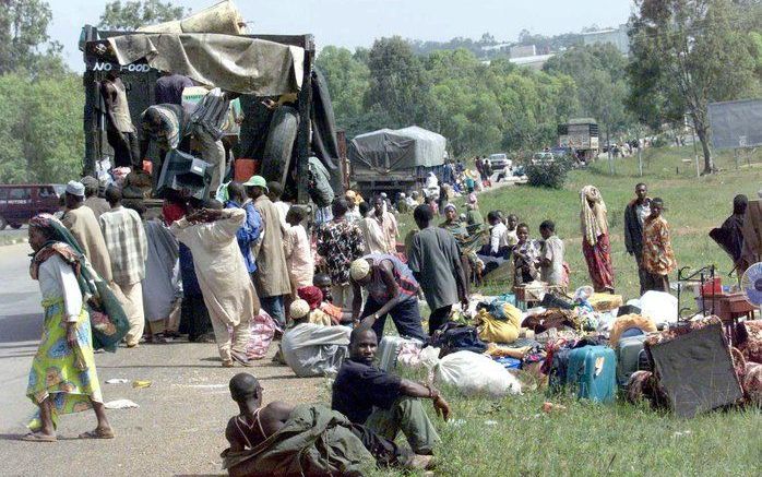 Inwoners van Jos op de vlucht na de onlusten in 2001. Dit weekeinde kwam het opnieuw tot gewelddadigheden tussen moslims en christenen. Foto EPA.