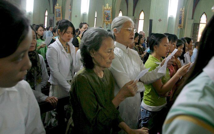 Kerkgangers in de Rooms-Katholieke kathedraal van Hanoi, Vietnam. Foto EPA.