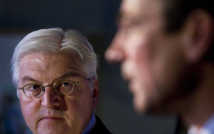 DEN HAAG - Nederland en Duitsland trekken één lijn in de mogelijke uitbreiding van de NAVO met Georgië en Oekraïne. Dat verklaarden de ministers Verhagen (Buitenlandse Zaken) en zijn ambtgenoot Steinmeier (l.) dinsdag in Den Haag. Foto ANP