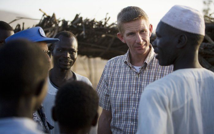 Staatssecretaris De Vries van Defensie praat met de lokale bevolking van Tsjaad. Foto ANP