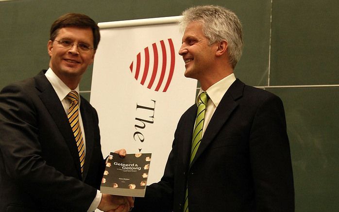 Balkenende krijgt het boek kreeg het boek ”Geleerd &amp; Gelovig” uit handen van prof. dr. Cees Dekker. Foto ANP