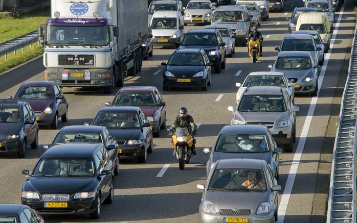 Mensen die vrijdag met de auto vroeg naar huis gaan, lopen kans in een vroege avondspits te belanden. De ANWB verwacht een drukke avondspits op de dag waarop velen traditioneel pakjesavond vieren. Foto ANP