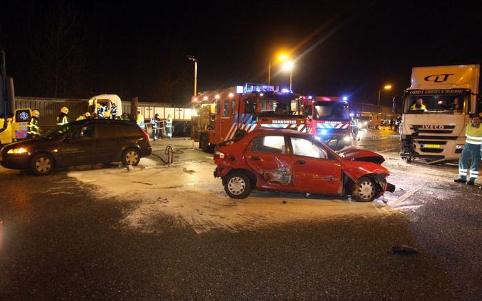 BARENDRECHT – De politie heeft donderdagavond de A15 richting Europoort ter hoogte van Barendrecht urenlang afgesloten in verband met een ongeluk waarbij vier personenauto’s, vier vrachtwagens en een busje met paardentrailer betrokken waren. Foto Roel Dij